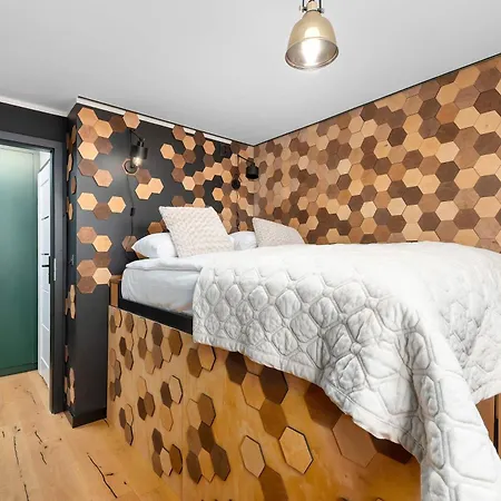 Mosaic In Center With Air Conditioning And Balcony By Renters Apartment *